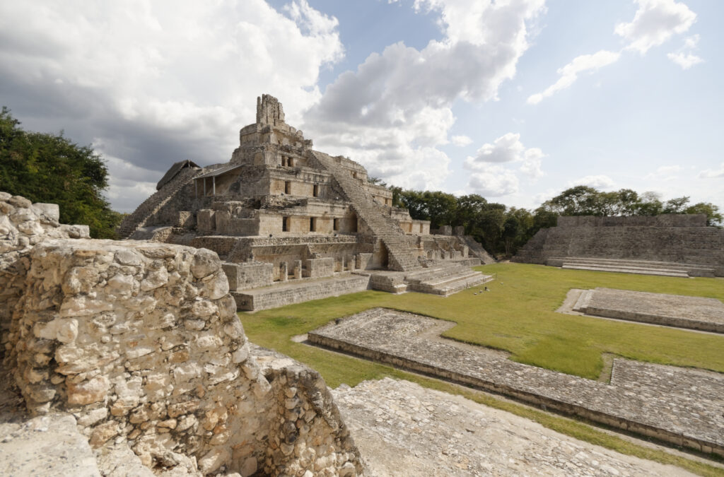 La imagen tiene un atributo ALT vacío; su nombre de archivo es beautiful-shot-pyramids-mayan-edzna-campeche-mexico-cloudy-day-background-1024x675.jpg
A beautiful shot of the Pyramids Mayan of Edzna in Campeche in Mexico on a cloudy day background